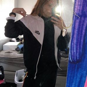Nike duo tone windbreaker, size XL fits like a L